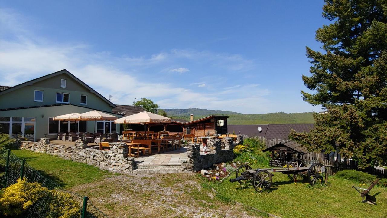 Pod Hradom Restaurant & Pension Topoľčany Exteriér fotografie