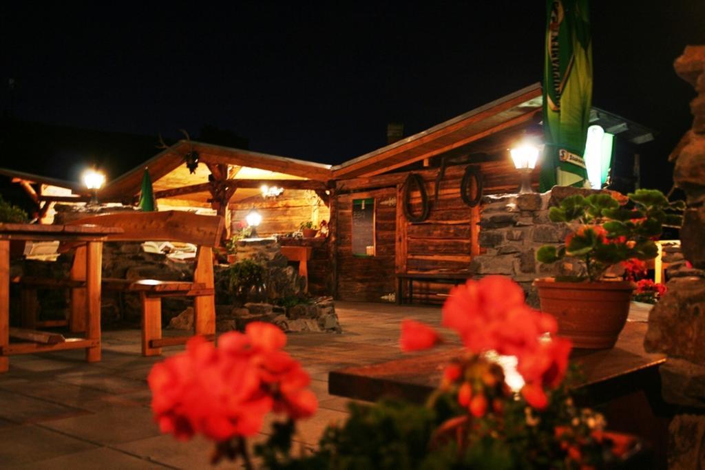 Pod Hradom Restaurant & Pension Topoľčany Exteriér fotografie