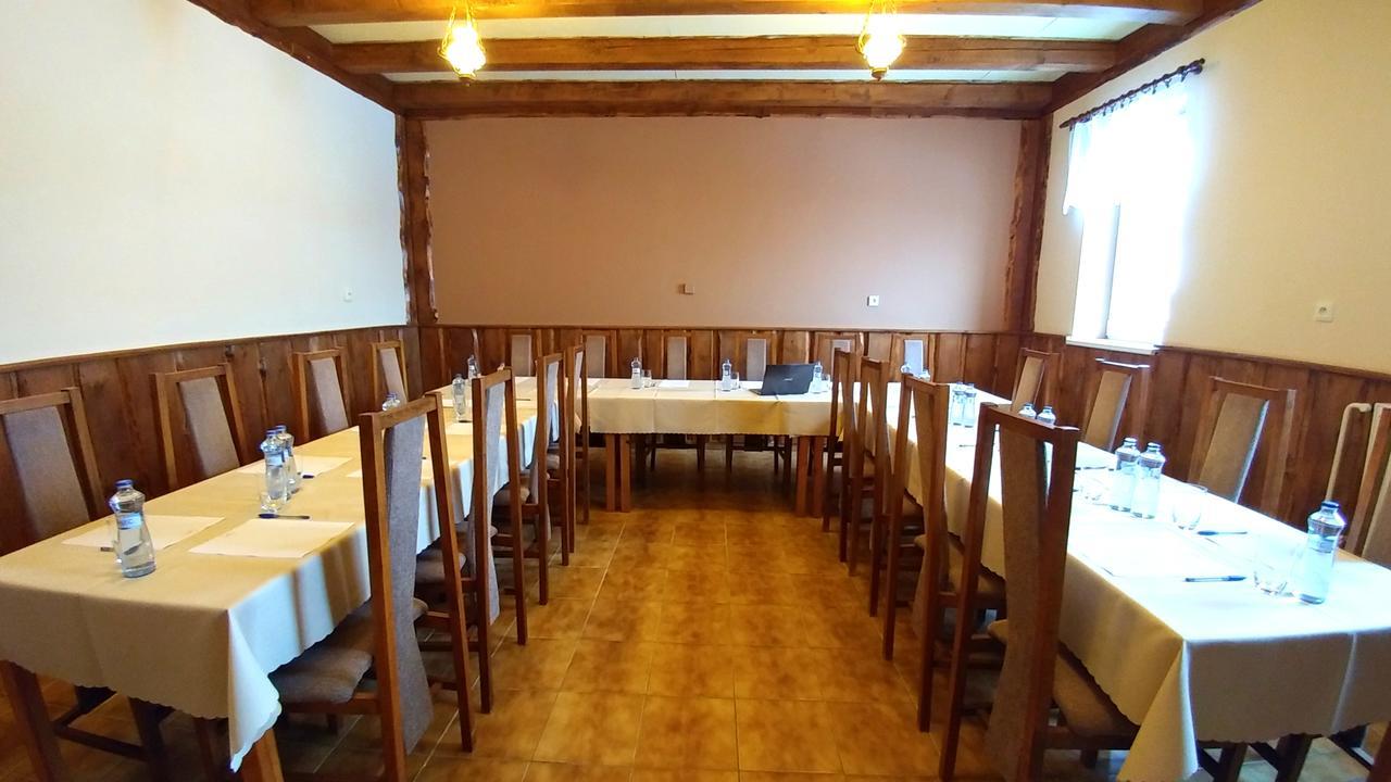 Pod Hradom Restaurant & Pension Topoľčany Exteriér fotografie