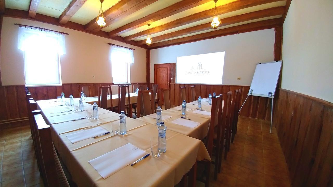 Pod Hradom Restaurant & Pension Topoľčany Exteriér fotografie